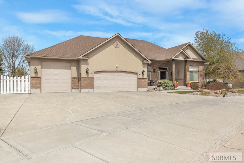 6111 Bay Hill Drive Property Photo 2