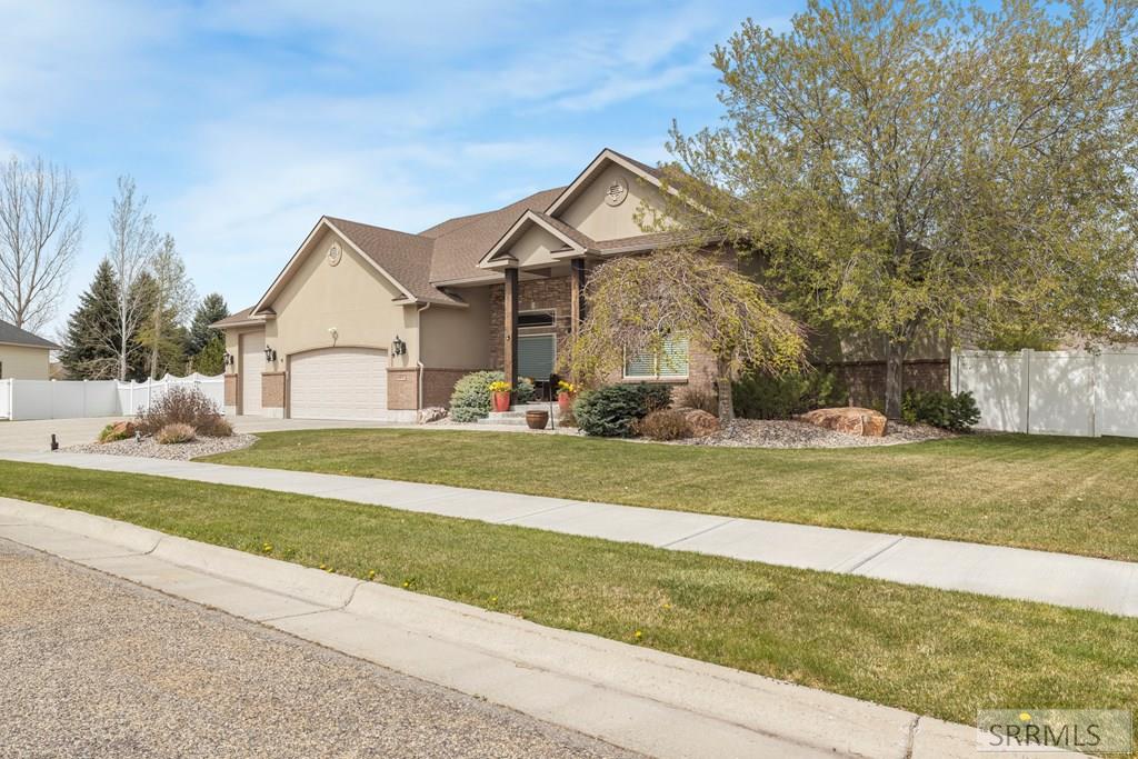 6111 Bay Hill Drive Property Photo 3