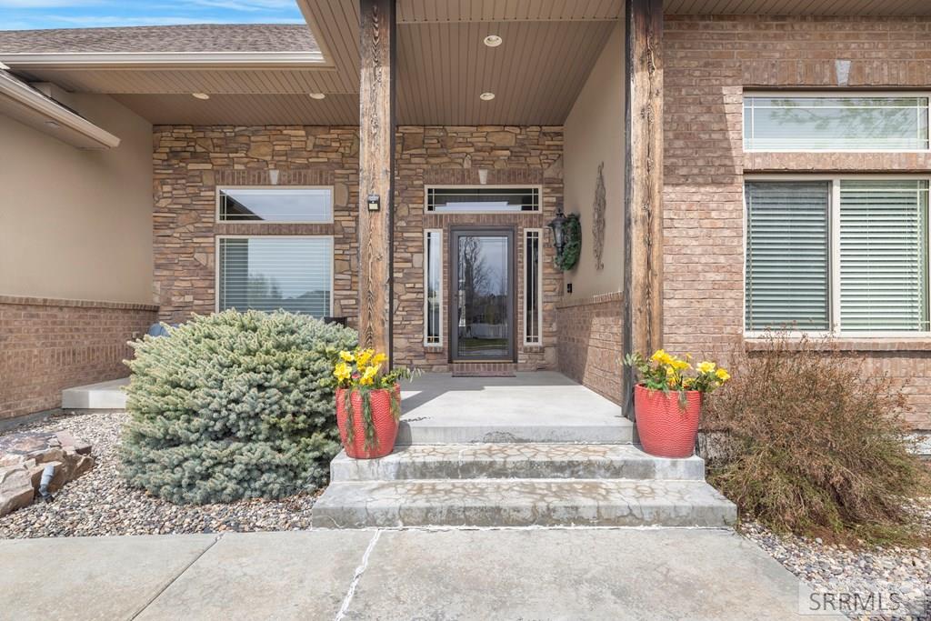 6111 Bay Hill Drive Property Photo 4