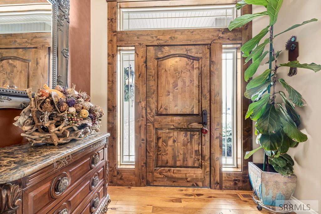 6111 Bay Hill Drive Property Photo 6