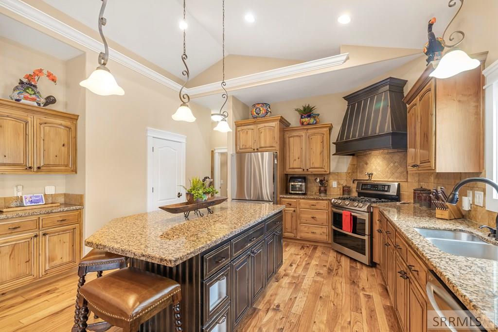 6111 Bay Hill Drive Property Photo 8