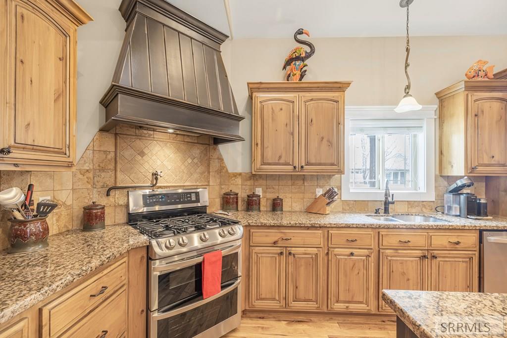 6111 Bay Hill Drive Property Photo 11