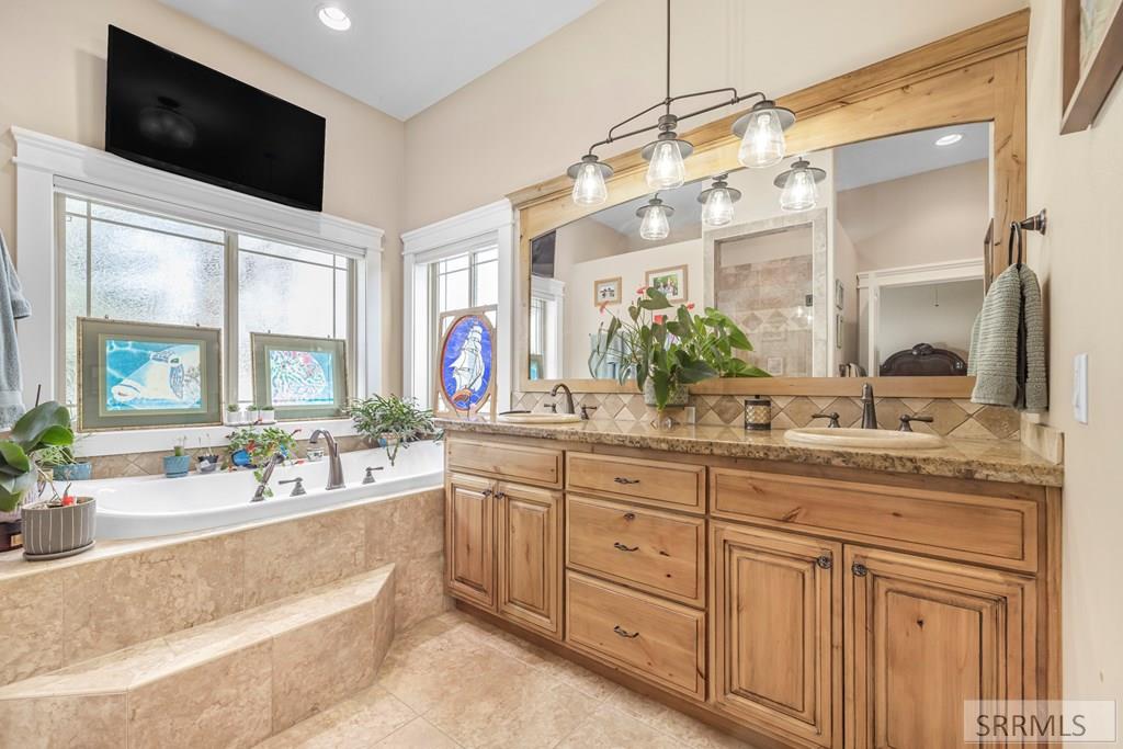 6111 Bay Hill Drive Property Photo 16