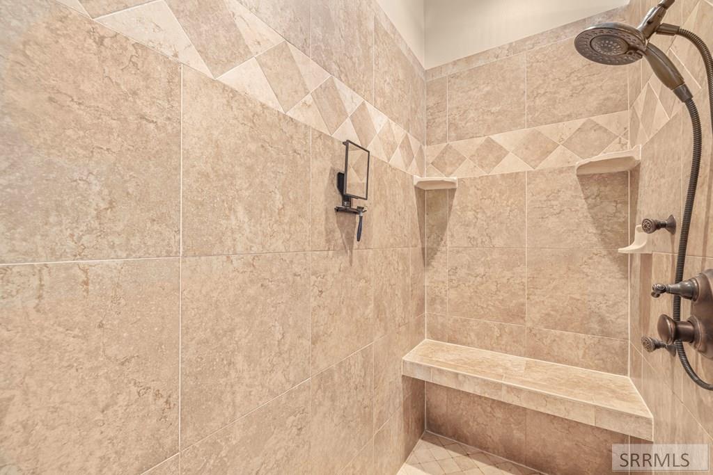 6111 Bay Hill Drive Property Photo 18