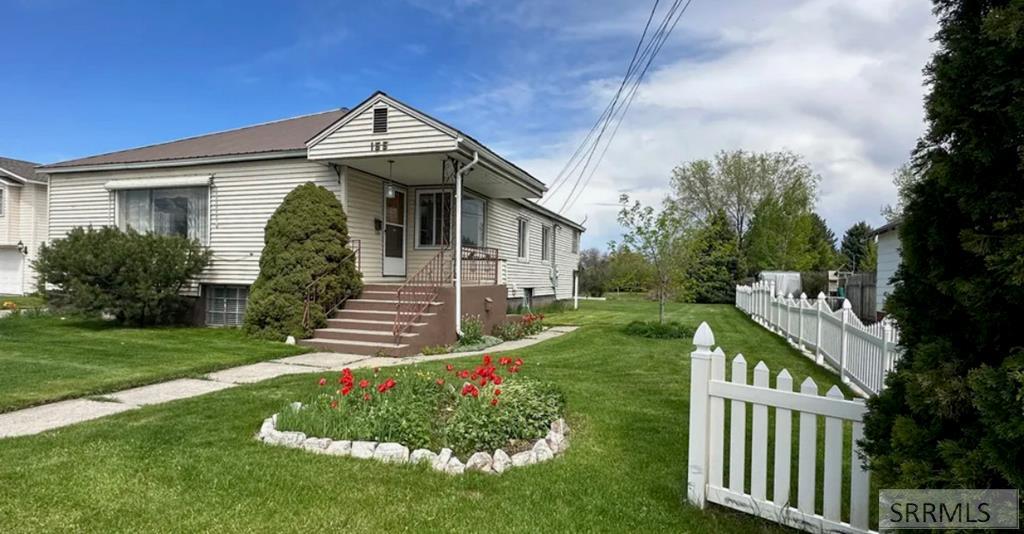 155 S 4th W Property Photo 1