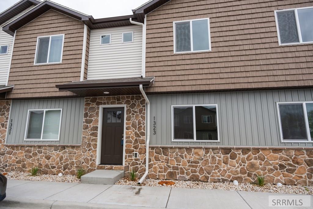 1323 Boston Court Property Photo 1
