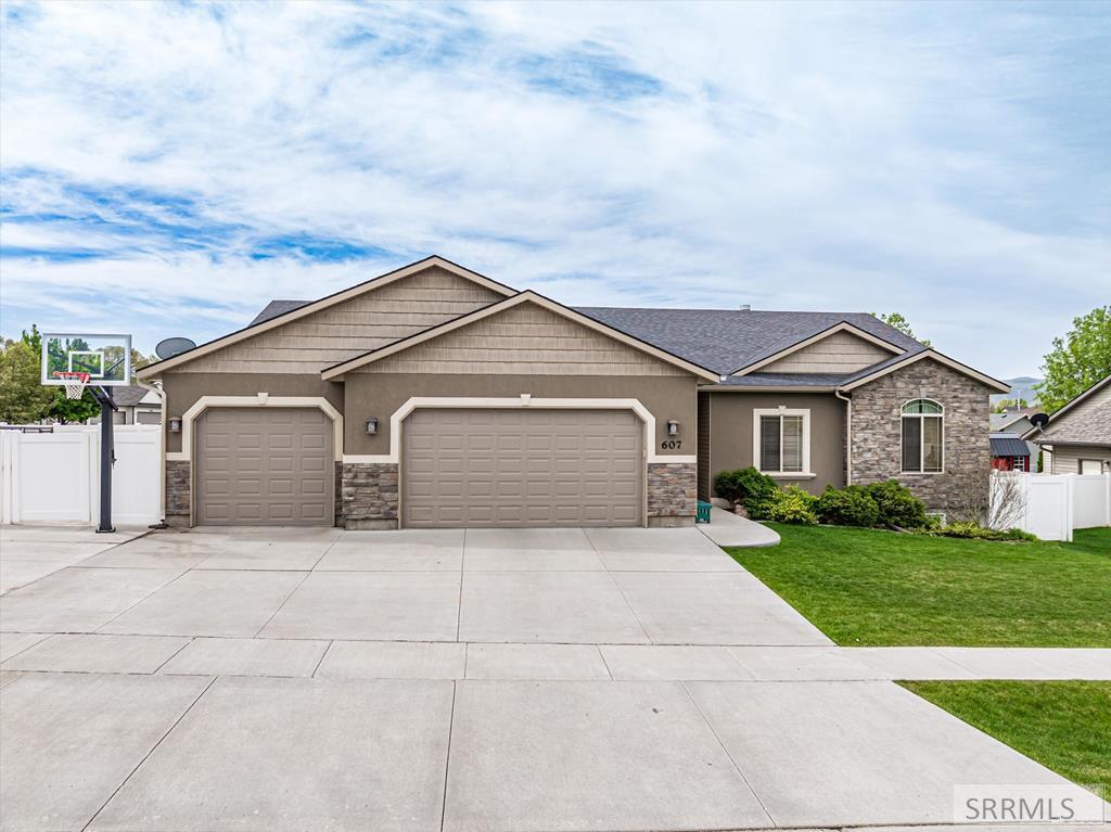 607 Nathan Lane Property Photo