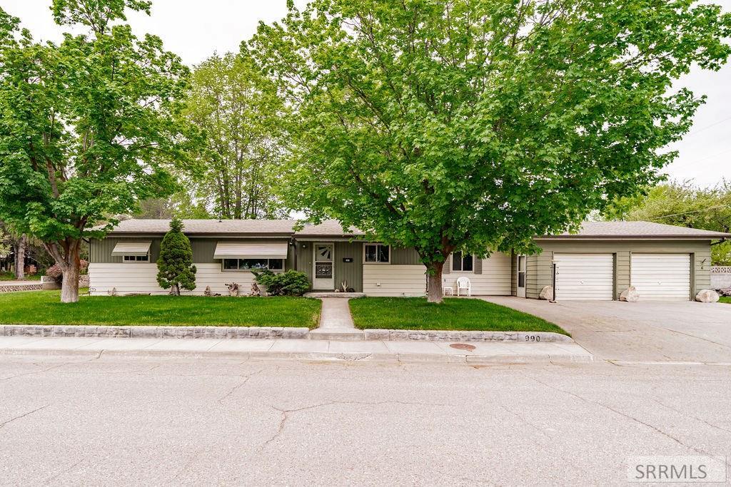 990 Hillview Drive Property Photo 1