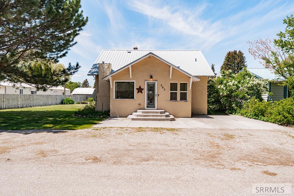 567 2nd E Property Photo 1