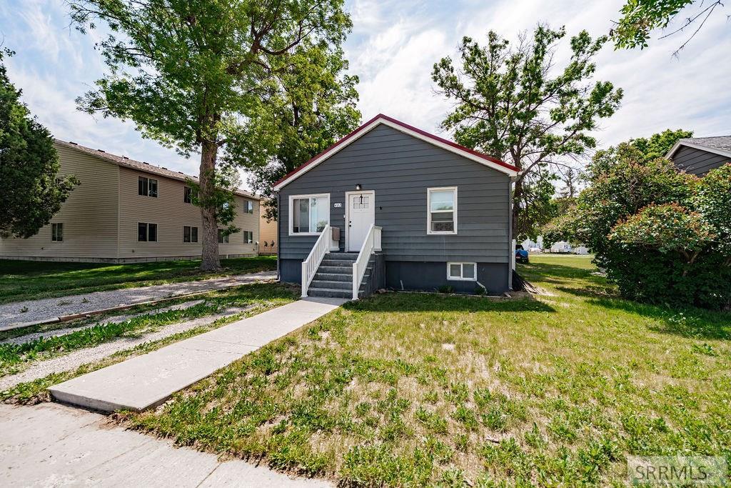 462 Ne Main Street Property Photo 1