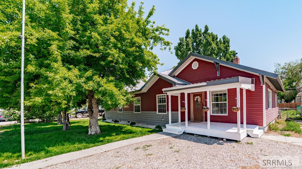 542 2nd E Property Photo 1