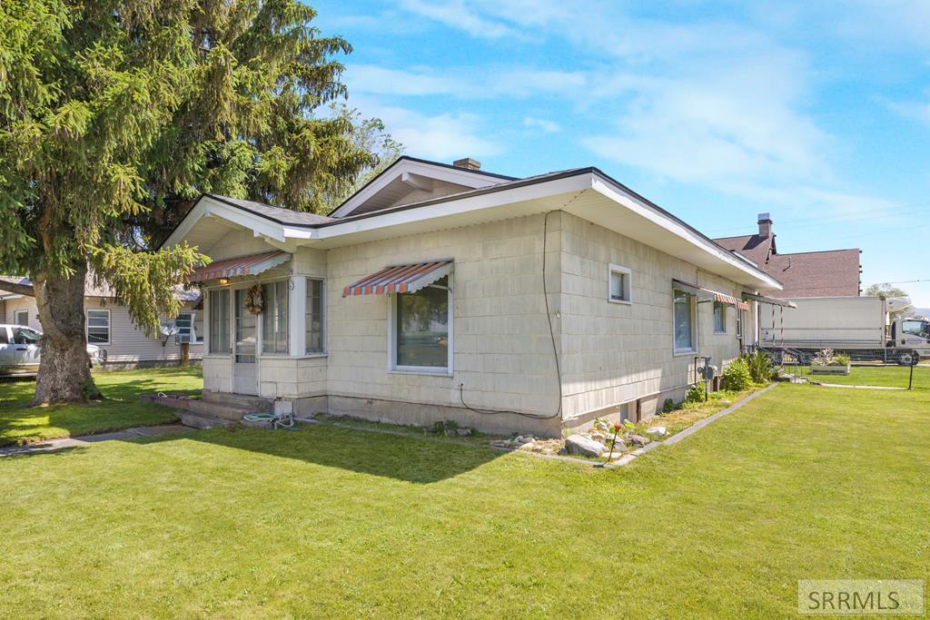406 1st W Property Photo 1