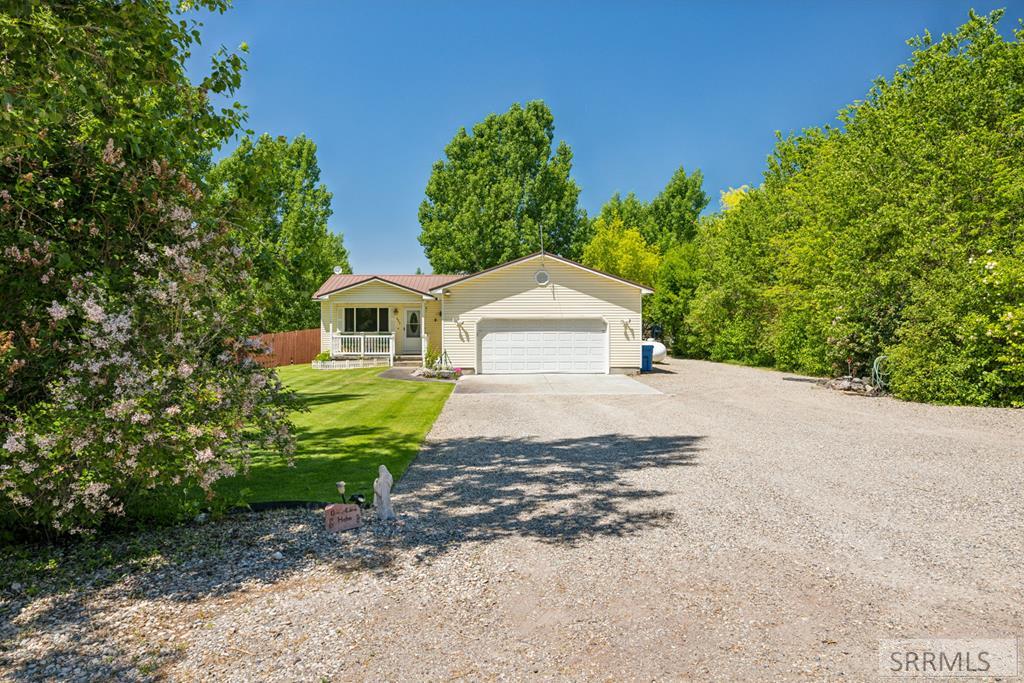 635 N 2743 E Property Photo 1