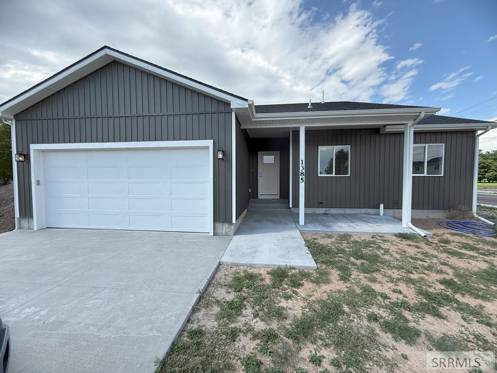 1385 Harris Loop Property Photo 1