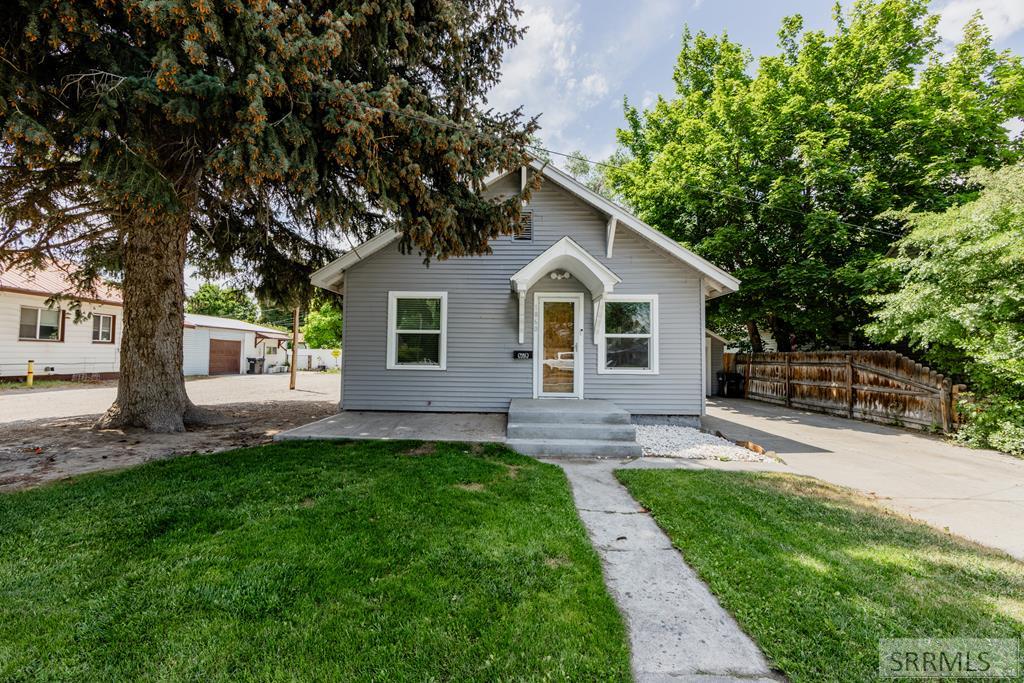 1860 S Boulevard Property Photo 1