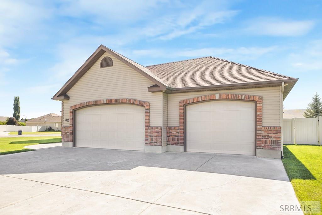 1700 Shady Pine Drive Property Photo 2