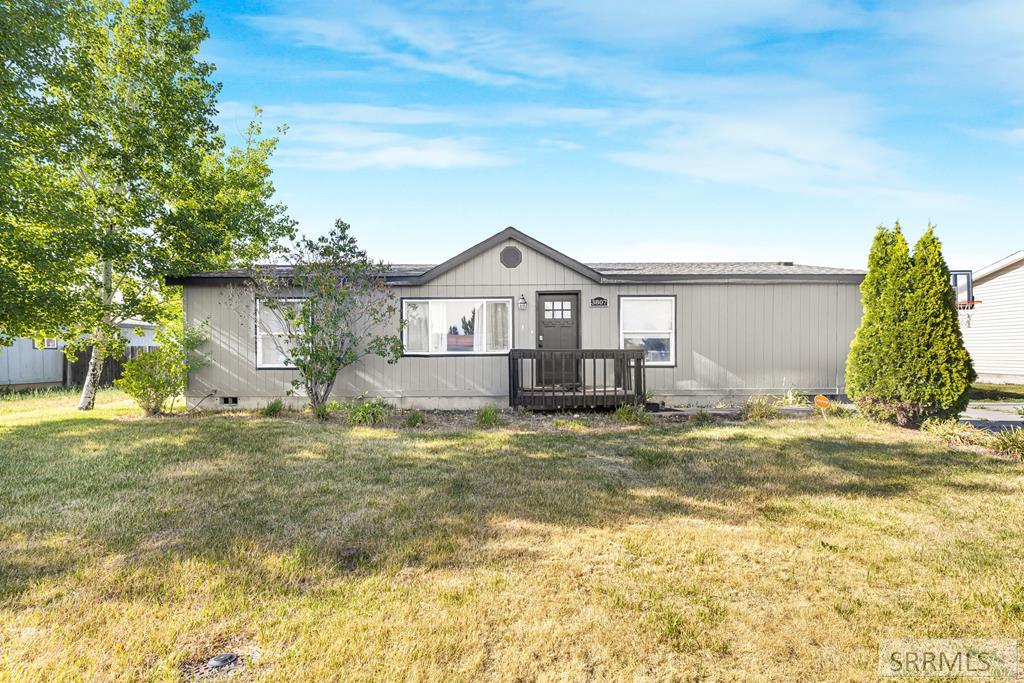 3807 E Greenwillow Lane Property Photo 1