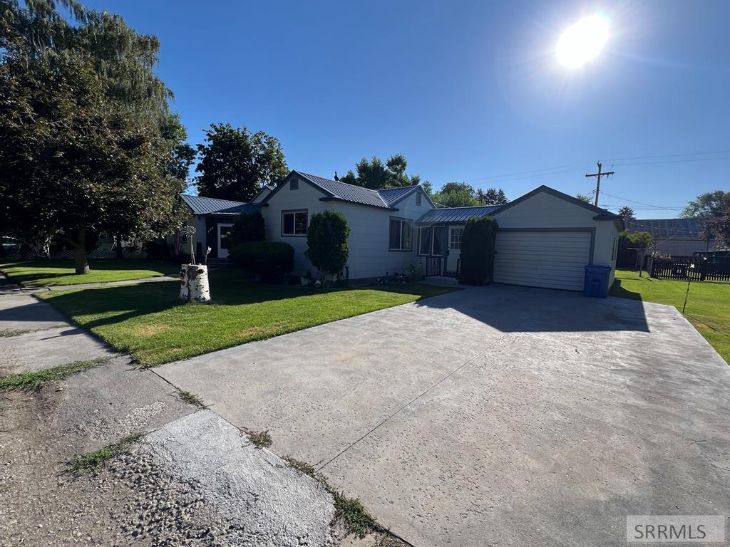 656 2nd W Property Photo 1