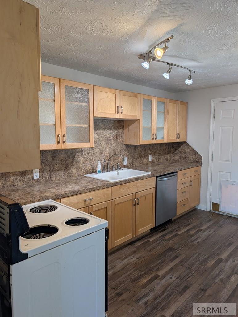 1185 15 E Property Photo 3