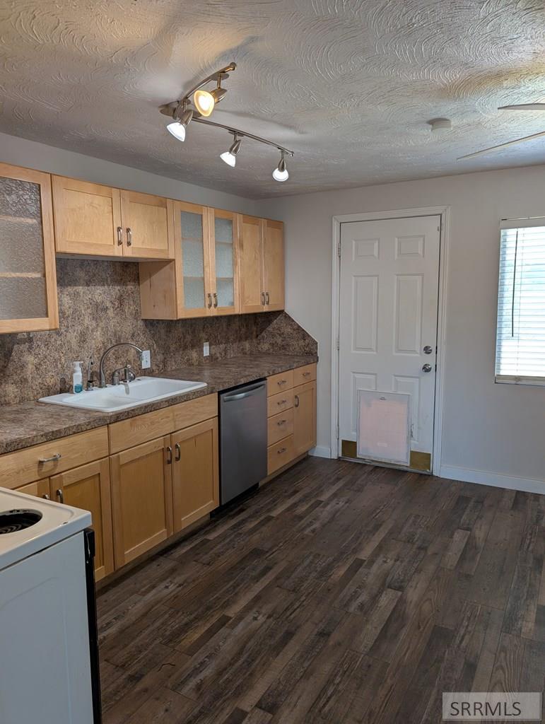 1185 15 E Property Photo 5