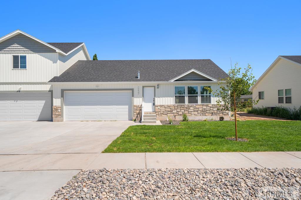 3237 E Reynard Ln Property Photo 1