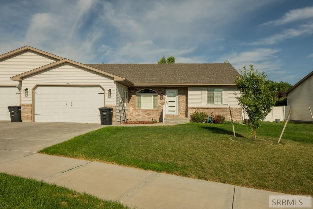 995 Edinburg Circle Property Photo 1
