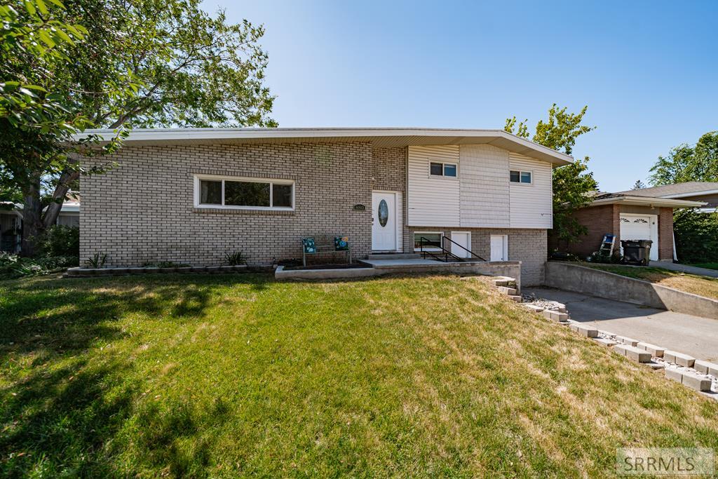 880 8th Street Property Photo 1