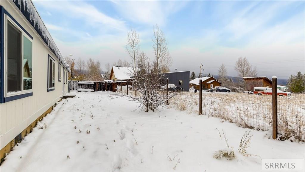 624 Easy Street Property Photo 3