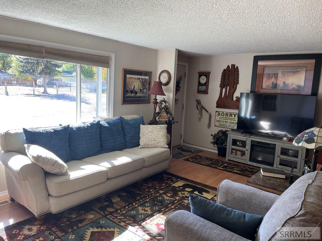 240 E Valley Avenue Property Photo 6