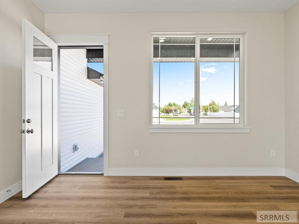 402 Kelton Circle Property Photo 6