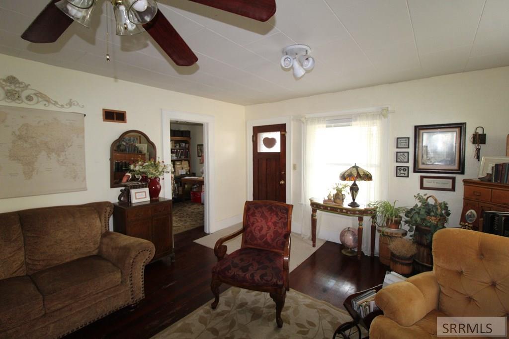 419 W Grand Avenue Property Photo 10