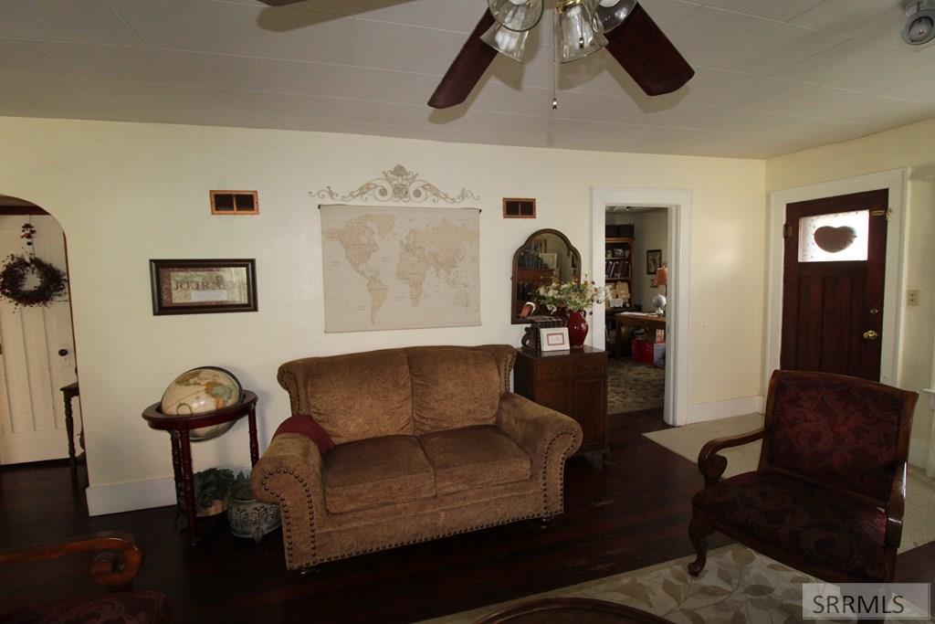 419 W Grand Avenue Property Photo 14