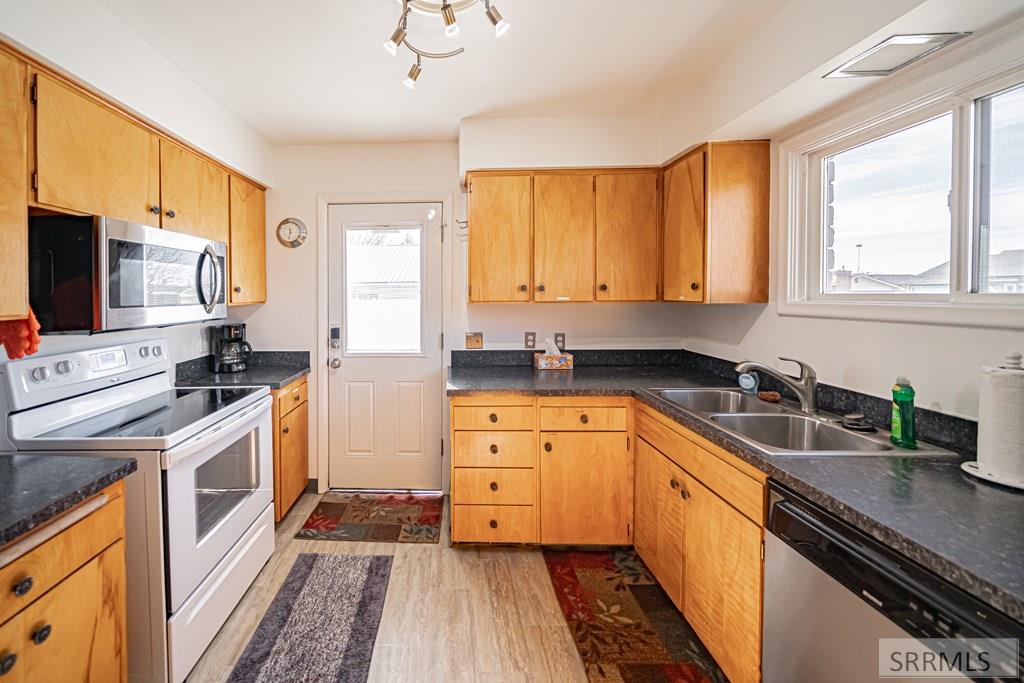 976 Canyon Avenue Property Photo 8