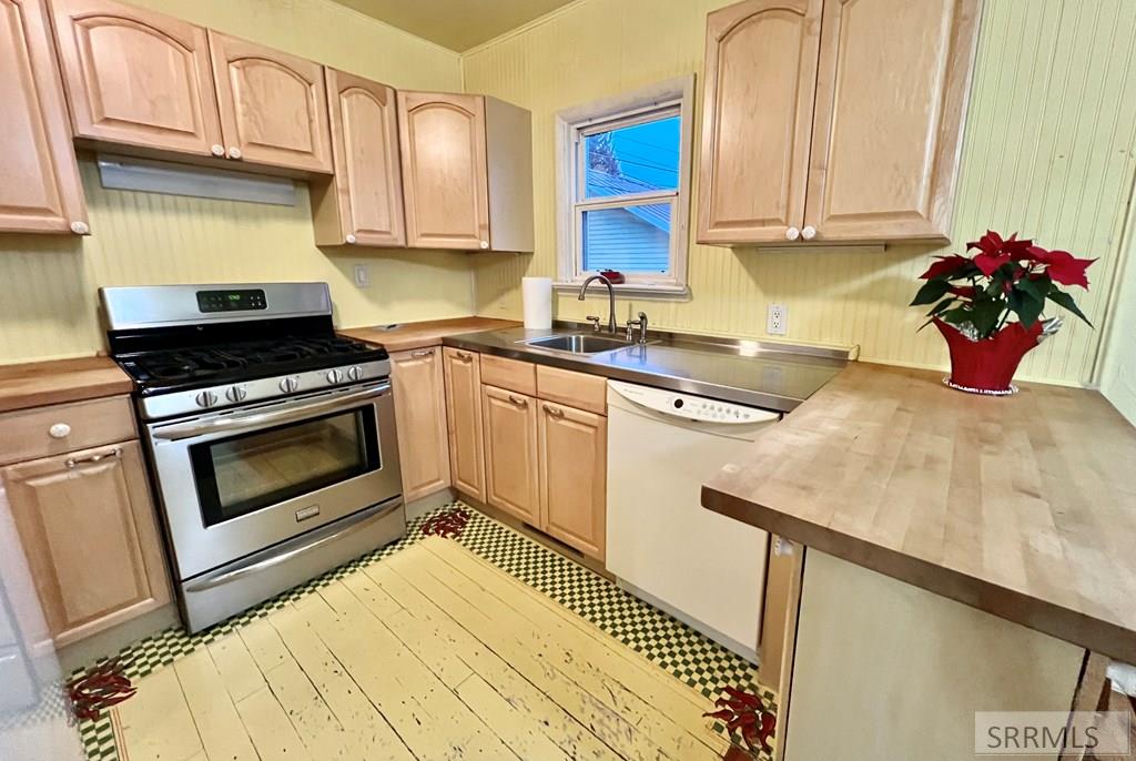 498 9th Street Property Photo 12