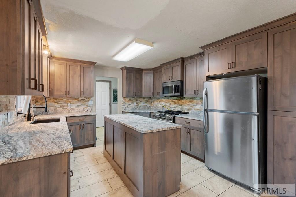 4064 S 2000 W Property Photo 4