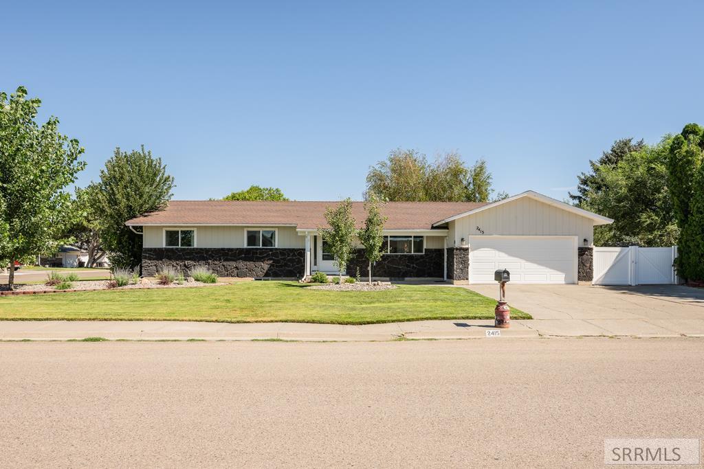 2415 Eastview Drive Property Photo 1
