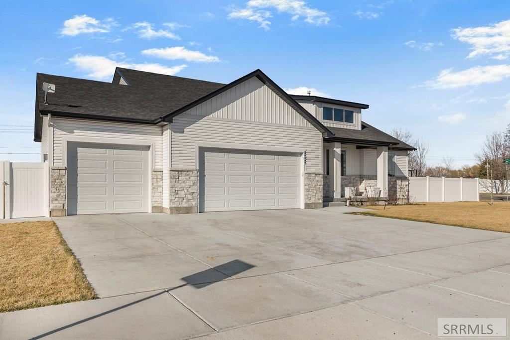 2525 E Pinnacle Drive Property Photo 2