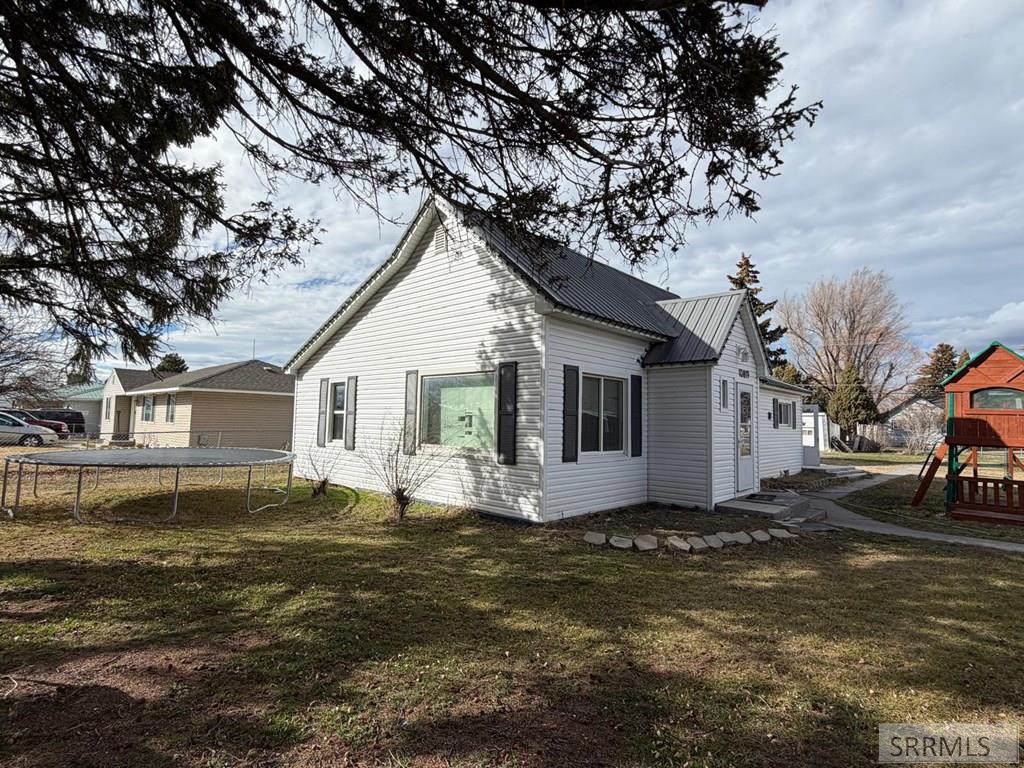 10819 37 E Property Photo 6