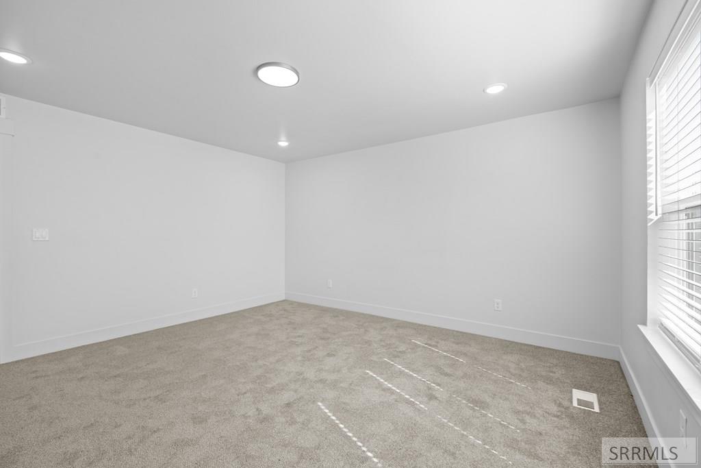 294 W 4th S Property Photo 6