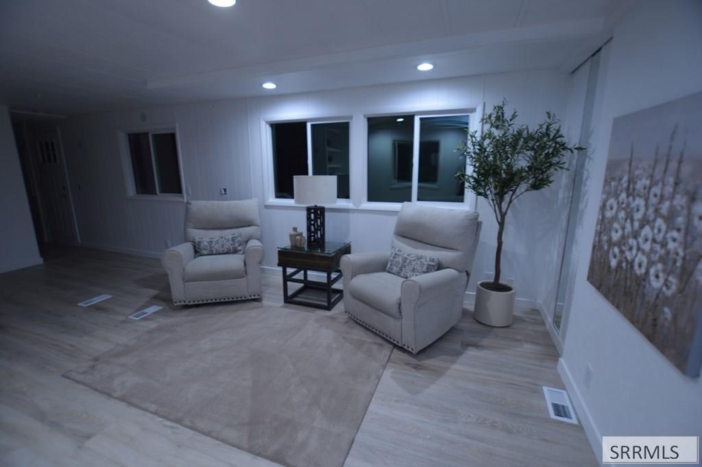 2185305 Property Photo 3