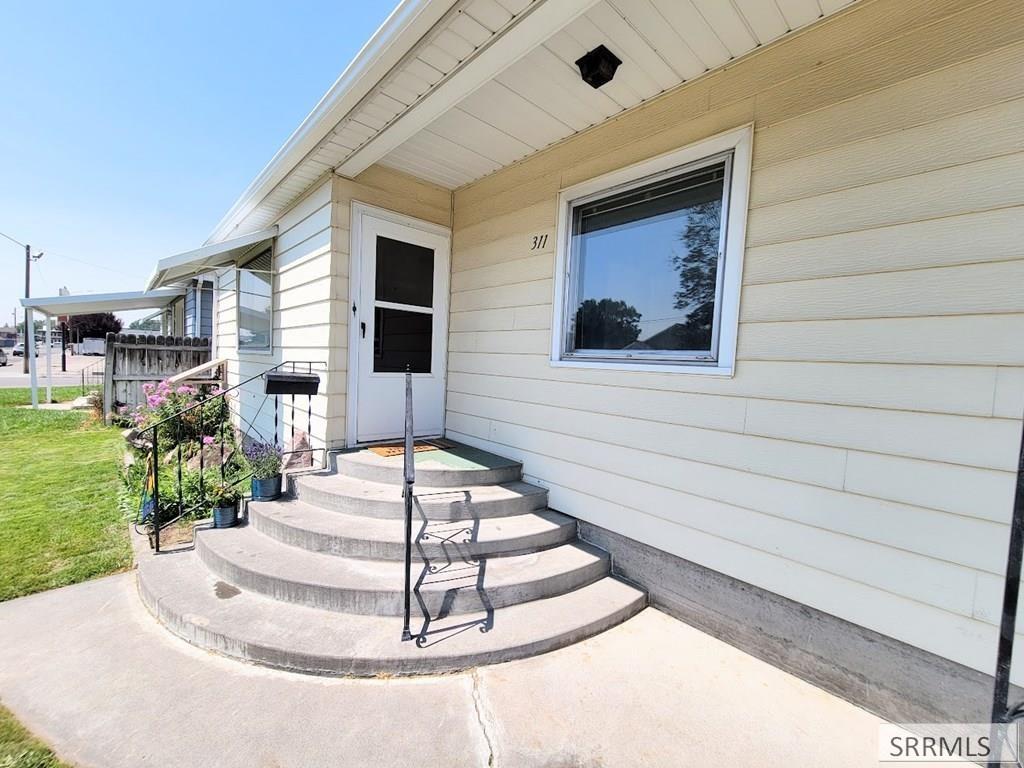 311 Gladstone Street Property Photo 3