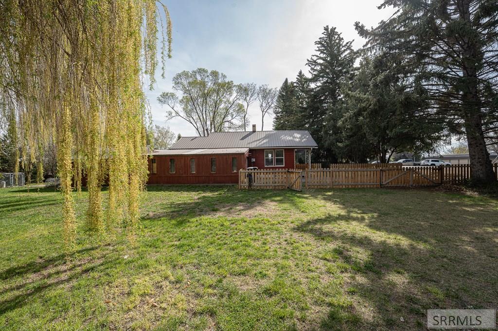 594 E 750 N Property Photo 32