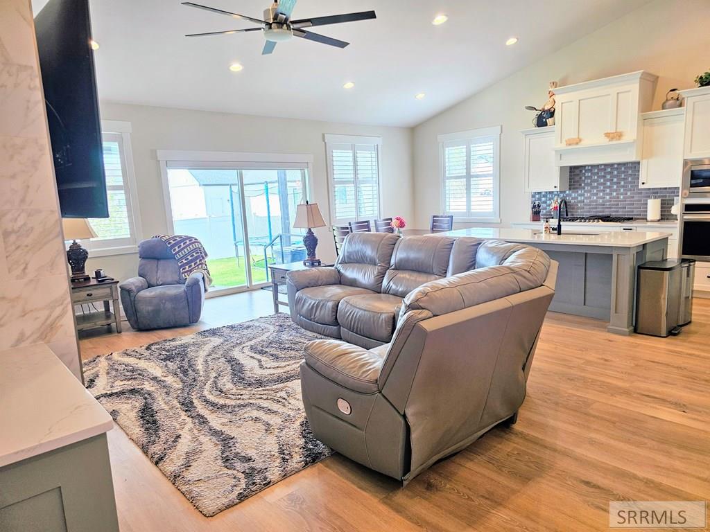 665 Hollow Drive Property Photo 6