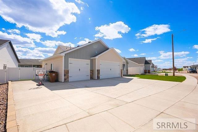 1205 Angela St Property Photo 2
