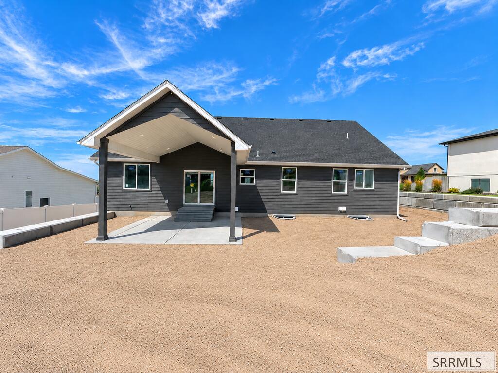 6540 Crown Crescent Property Photo 2