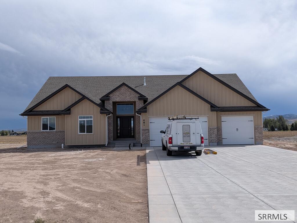 681 Glacier Ave Property Photo 1