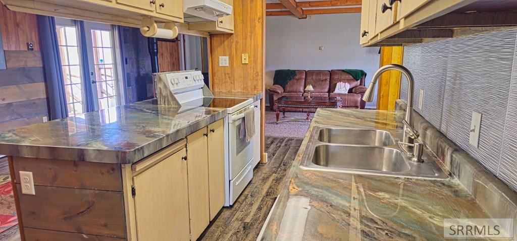 2185858 Property Photo 18
