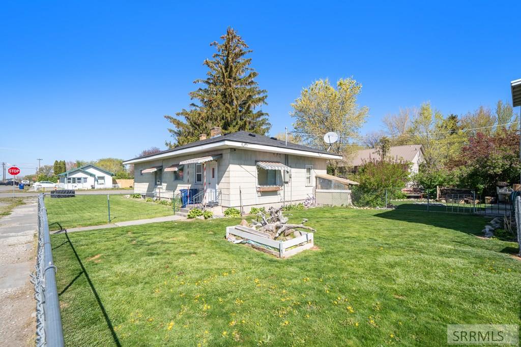 406 1st W Property Photo 1