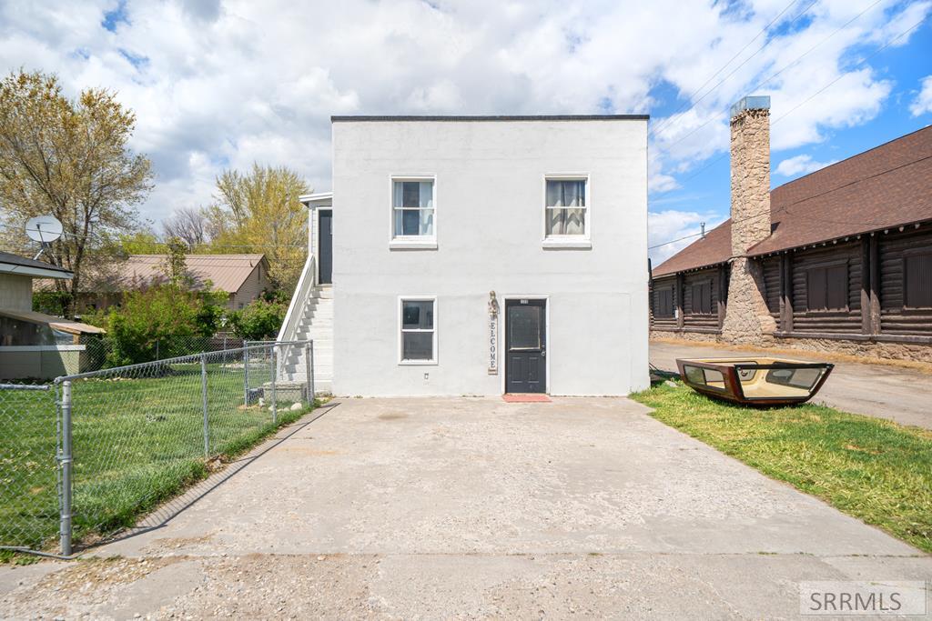 406 1st W Property Photo 2