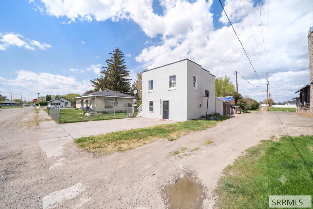 406 1st W Property Photo 3